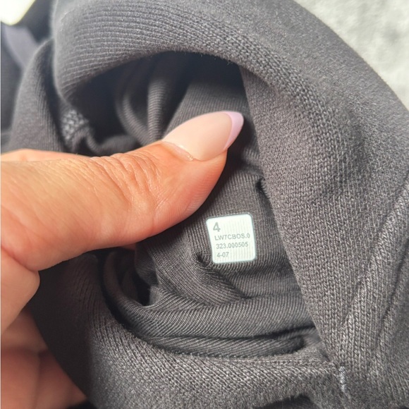 NWT Lululemon Scuba High-Rise Short 5" - Size 4 - Black - Picture 5 of 5